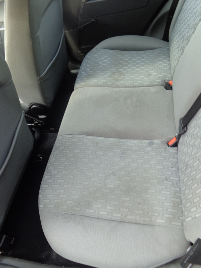 wyczyszczona kanapa samochodowa